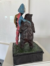 Zirkusfrau mit tanzendem Braunbär, 2024