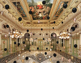 Flávia Junqueira, Theatro El Liceo, Salo Miralis, Barcelona, Fotografie, 2022, 150 x 190 cm, Courtesy Galerie Voss, Düsseldorf