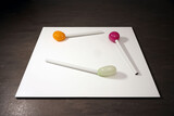 Thomas Judisch, „Daily Dreams“, 2025, Buntglas, Karton lackiert, 102 / 98 / 120 cm lang, je 3.400 €, Foto: Manuel Weber, Kiel