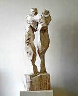 Klaus Prior, „Umschlungen“, 2016, Sequoia, 30 x 25 x 107 cm, 11.000 €