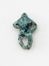 Asana Fujikawa, Seelenbehälter im See, 2025, 14 x 9,5 x 3 cm