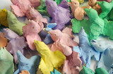 Birds of Heaven, 2025, pastellfarbige Vögel aus kaltem Ton
