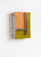 Michael Cleff, Caprice 31, 2024, Steinzeug, Engobe, Farbkörper, Oberfläche teilweise diamantgeschliffen, 8 x 27 x 19 cm