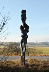 Thomas Röthel, Dynamik, 2025, Stahl mit natürlicher Oberfläche, 250 x 40 x 35cm