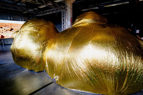 Goldene Skulpturen von Anika Hirt im ZKM | Hertzlab