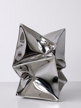 Ewerdt Hilgemann, HP Double, 2023 mirror polished stainless steel, 96 x 48 x 48 cm, Foto Courtesy Galerie Geiger