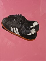 Christian Hiegle, Turnschuhe, 2025, Öl auf Malplatte, 80 x 60 cm