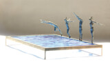 Claire Fontana, 4 nageurs-nageuses, Bronze und Glas, 35 x 24 x 15 cm
