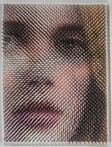 „Ria“, 2022 Serie Optical Portraits Wood Upright, Lack auf Holz auf Kapa-Platte hinter Plexiglashaube, 35 x 26 x 8,6 cm